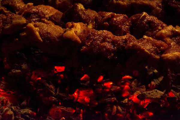 Lezzetli ızgara tavuk ve domuz eti şiş yanıyor. Yanan kömürlerin kapatın. Yangın ve köz arka plan