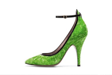 Beyaz arka plan üzerinde izole soyut desenli parlak yeşil kadın ayakkabı