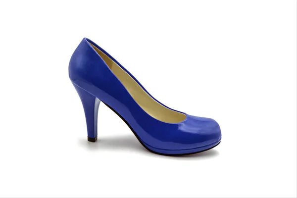 白い背景に分離された青ニスを塗った女性靴 — ストック写真