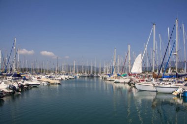 Corfu, Yunanistan - 02 Eylül 2017: Lüks Yelkenli tekneler marinada demirli