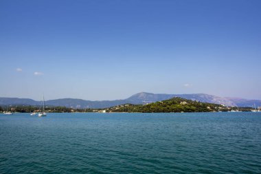 Corfu Island, Yunanistan masmavi deniz sahilinde yatlar. Yatçılık ve macera yelken. Lüks seyahat ve gemilerde yolculuk. Yaz tatil tropikal adada. Su taşıma ve deniz gemi
