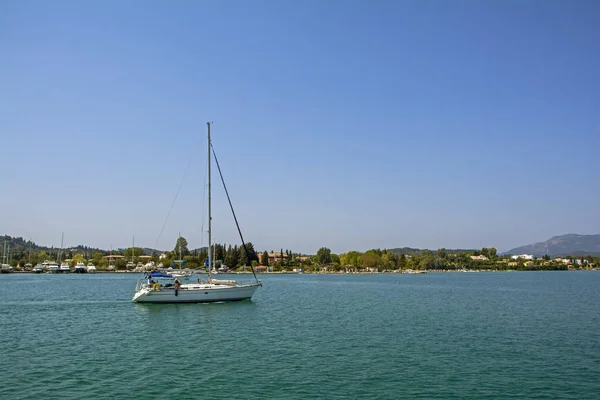 Σκάφος Στη Γαλάζια Ακτή Στο Νησί Της Κέρκυρας Ελλάδα Ιστιοπλοΐα — Φωτογραφία Αρχείου