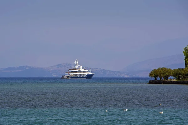 ギリシャ コルフ島の紺碧の海の海岸でヨットします ヨット セーリングの冒険 贅沢な旅行とボートに乗って航海 熱帯の島の夏休み 水の輸送と海洋の容器 — ストック写真