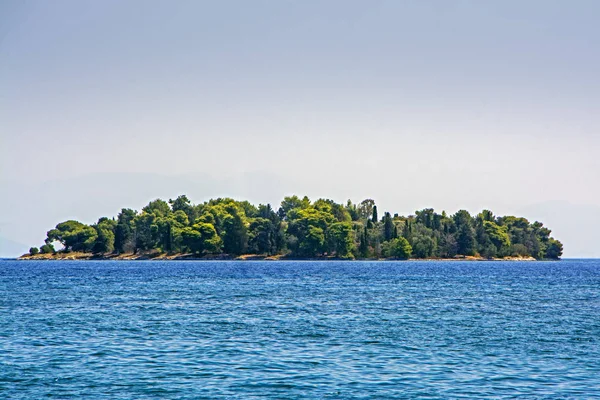 Una Hermosa Isla Pequeña Corfú Grecia Con Rocas Agrietadas Acantilado — Foto de Stock