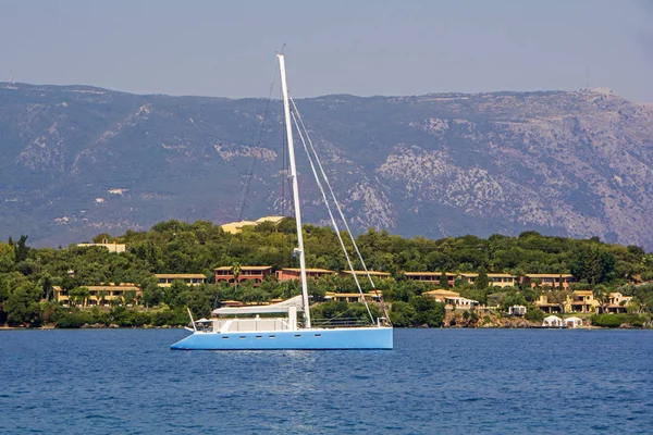 Yate Azul Cielo Lujo Amarrado Bahía Mar Azul Isla Corfú — Foto de Stock