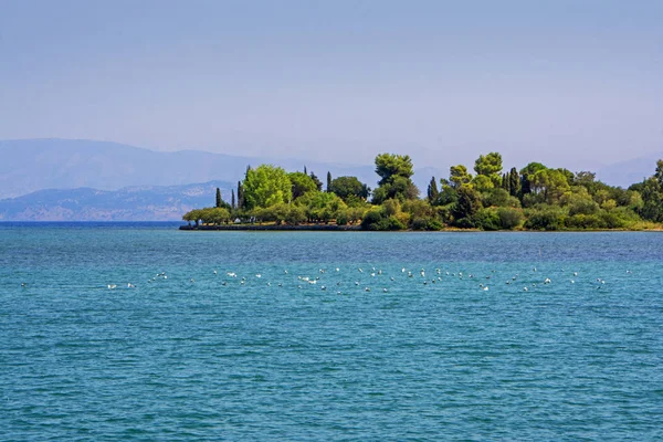 Een Prachtig Klein Eiland Corfu Griekenland Met Gebarsten Stenen Klif — Stockfoto