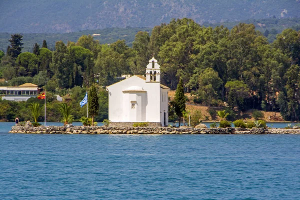 Nádherný Pohled Pravoslavného Kostela Ypapanti Jachty Azurovým Mořem Popředí Ostrově — Stock fotografie