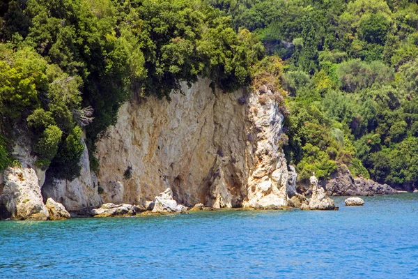 Una Bella Isoletta Corfù Grecia Con Rocce Incrinate Alberi Tropicali — Foto Stock