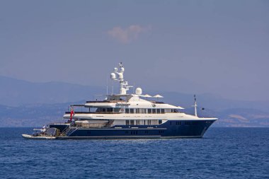 Corfu Island, Yunanistan masmavi deniz sahilinde yat. Yatçılık ve macera yelken. Lüks seyahat ve gemide yolculuk. Yaz tatil tropikal adada. Su taşıma ve deniz gemi