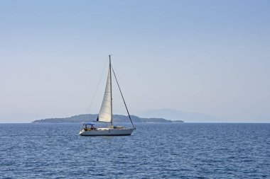 Corfu Island, Yunanistan masmavi deniz sahilinde yat. Yatçılık ve macera yelken. Lüks seyahat ve gemide yolculuk. Yaz tatil tropikal adada. Su taşıma ve deniz gemi