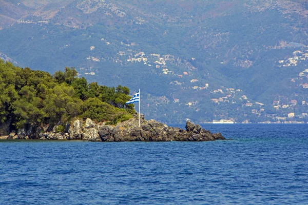 Eine Wunderschöne Kleine Insel Korfu Griechenland Mit Griechischer Flagge Zerklüfteten — Stockfoto