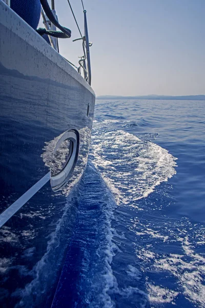 Luxus Marineblaue Segeljacht Segelt Mit Hoher Geschwindigkeit Einem Blauen Meer — Stockfoto