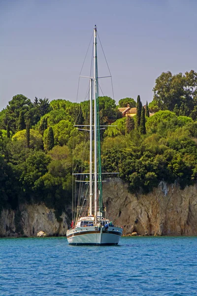 希腊科孚 2017年9月2日 停泊在岛屿蔚蓝海湾的豪华帆船 — 图库照片