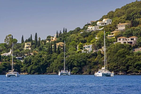 Korfu Grekland September 2017 Segel Lyxbåtar Förtöjda Azure Sea Bay — Stockfoto