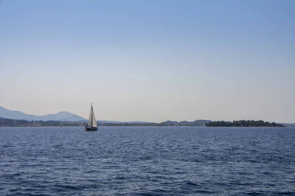 Σκάφος Στη Γαλάζια Ακτή Στο Νησί Της Κέρκυρας Ελλάδα Ιστιοπλοΐα — Φωτογραφία Αρχείου