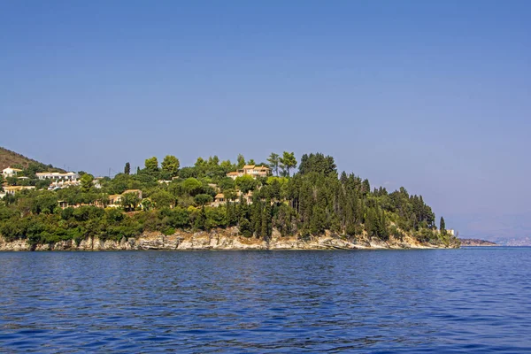 Une Belle Petite Île Corfou Grèce Avec Falaise Rocheuse Fissurée — Photo