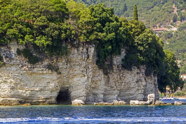 在希腊的科孚岛上的蓝海岩石洞穴 爱奥尼亚海 — 图库照片