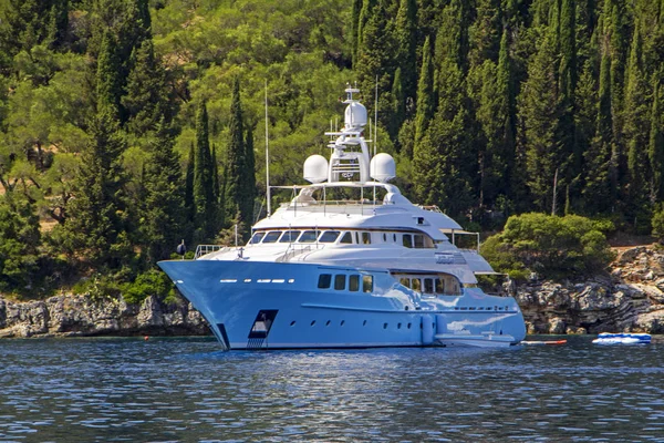 Yacht Luxe Bleu Ciel Amarré Dans Baie Mer Azur Île — Photo