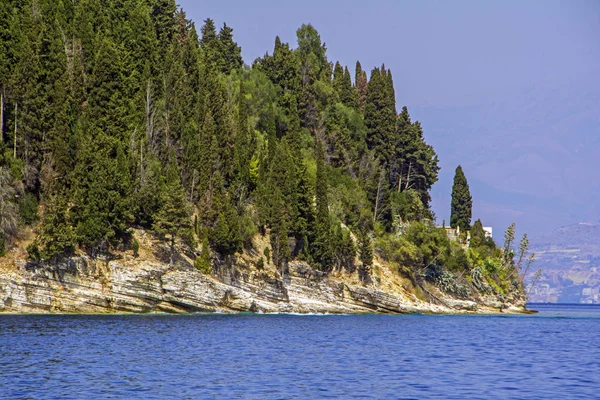 Una Bella Isoletta Corfù Grecia Con Rocce Incrinate Alberi Tropicali — Foto Stock