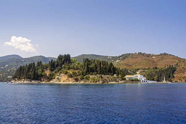 Une Belle Petite Île Corfou Grèce Avec Falaise Rocheuse Fissurée — Photo