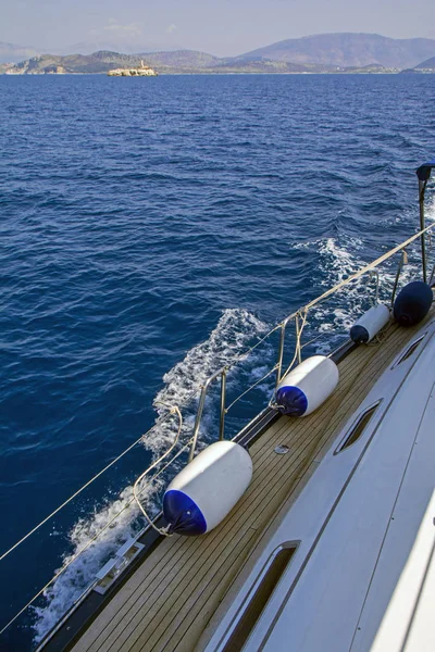 Ευρεία Γωνία Προβολής Από Ιστιοφόρο Ξύλινο Κατάστρωμα Γαλάζια Θάλασσα Μοναχικό — Φωτογραφία Αρχείου