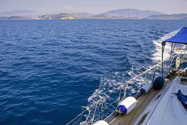 Széles Szög Kilátás Vitorlás Yacht Fedélzet Kék Tenger Magányos Öreg — Stock Fotó