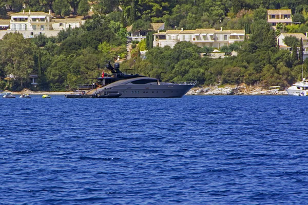 Luxuoso Iate Moderno Ancorado Baía Mar Azul Ilha Corfu Grécia — Fotografia de Stock