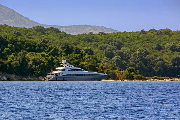 豪华现代游艇停泊在蓝海湾的科孚岛 希腊与绿色的树木背景 — 图库照片