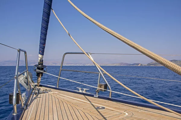 コルフ ギリシャ 海に木造船の弓します — ストック写真