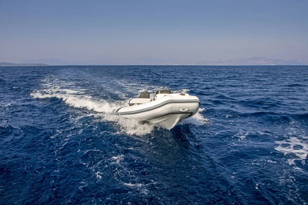 Μοτέρ Ελαστικό Βάρκα Πλέει Υψηλή Ταχύτητα Γαλάζιο Της Θάλασσας — Φωτογραφία Αρχείου