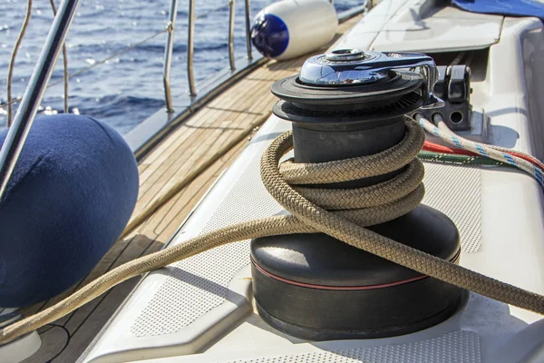 Segelbootwinde Und Seiljacht Detail Mit Blauem Meer Auf Unscharfem Hintergrund — Stockfoto