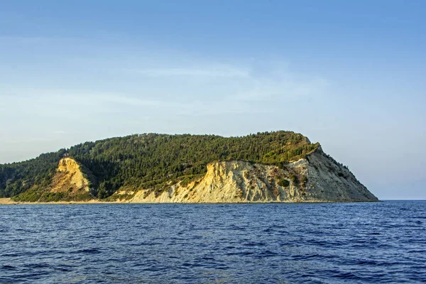 Hermosa Isla Ereikoussa Con Acantilado Sobre Fondo Bosque Verde Playa —  Fotos de Stock