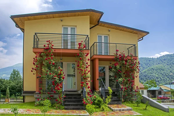 Dilijan Armênia Junho 2018 Uma Casa Bonita Com Rosas Escalada — Fotografia de Stock