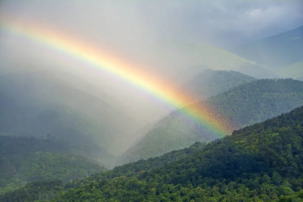 Velká Krásná Duha Dešti Pozadí Hor Lesů Mlha Dilijan Arménie — Stock fotografie
