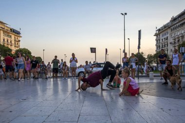 Thessaloniki, Yunanistan - 06 Temmuz 2018: Performans Aristotelous Meydanı Sokak gençlik dans grubunun. Çocuk atlamak açık havada bazı stunts - Street sanatçı yapıyor