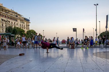 Thessaloniki, Yunanistan - 06 Temmuz 2018: Performans Aristotelous Meydanı Sokak gençlik dans grubunun. Çocuk atlamak açık havada bazı stunts - Street sanatçı yapıyor
