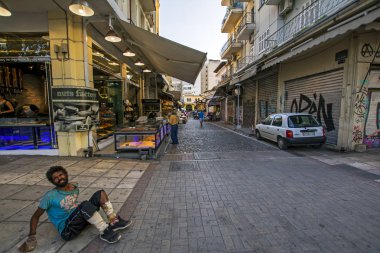 Thessaloniki, Yunanistan - 06 Temmuz 2018: Sadaka kaldırımda yalvarıyor evsiz sakat ile dokunaklı bir sahne