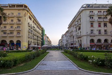 Thessaloniki, Yunanistan - 06 Temmuz 2018: Geniş açı bakış açısı Aristotelous sokak ile görmek klasik bina ve gün batımında yeşil çimenler