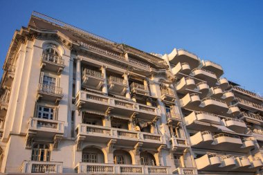 Thessaloniki, Yunanistan günbatımı ışık tarafından düşük açılı görünümü klasik ve modern binalar cephe yaktı 