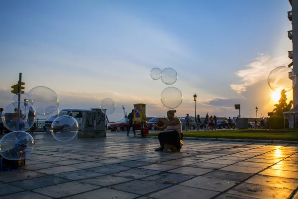 Thessaloniki Grécia Julho 2018 Cena Contraste Com Mulher Vendendo Balões — Fotografia de Stock