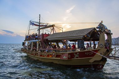 Thessaloniki, Yunanistan - 06 Temmuz 2018: Argo efsanevi Gale kopya ile turistler limanda. Yunan mitolojisinde Argonauts Argo Altın Post almak için yola çıktı.