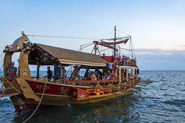 Thessaloniki, Yunanistan - 06 Temmuz 2018: Argo efsanevi Gale kopya ile turistler limanda. Yunan mitolojisinde Argonauts Argo Altın Post almak için yola çıktı.