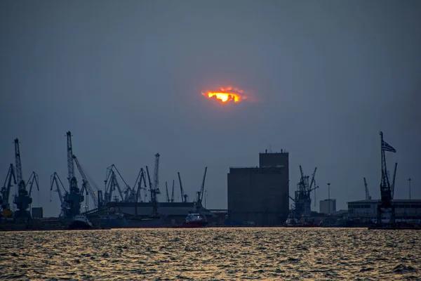 Silhouette Une Grue Des Grues Port Silhouette Port Coucher Soleil — Photo