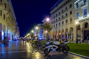 Thessaloniki, Yunanistan - 06 Temmuz 2018: Gece cityscape Park halindeki motosiklet ve motosiklet Aristotelous sokak ile