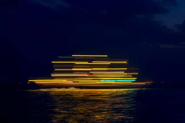 Abstracte Wazig Kleurrijke Neon Verlicht Schip Voor Reizen Excursies Close — Stockfoto