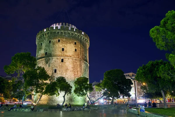 Thessaloniki, Yunanistan - 06 Temmuz 2018: Ünlü Işıklı Beyaz Kule'nin gece sakin akşam zevk etrafında insanların ile Selanik'te