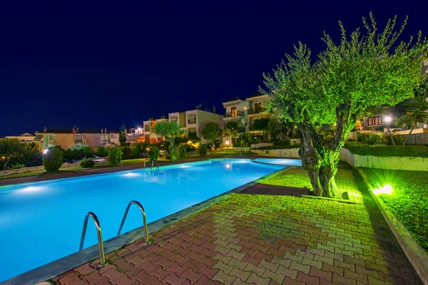 Chalkidiki Grecia Julio 2018 Hermosa Escena Nocturna Con Piscina Azul — Foto de Stock