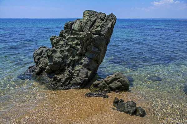 Grande Roccia Scura Sulla Spiaggia Mare Bella Scena Contrasto — Foto Stock