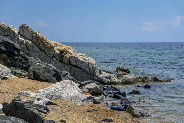 Riesige Weiße Klippe Mit Rissen Und Meer Auf Dem Hintergrund — Stockfoto