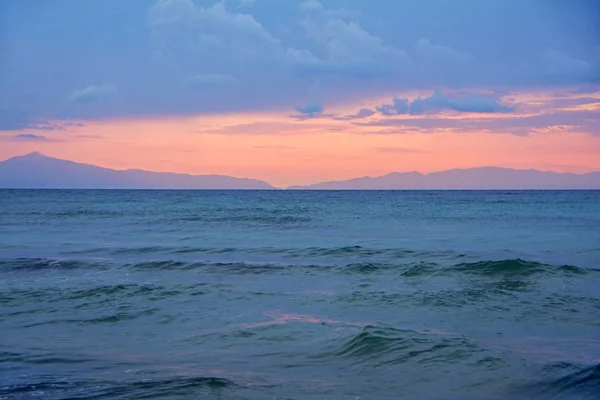 Закат Над Синим Морем Фоне Резкой Облачности Гор — стоковое фото